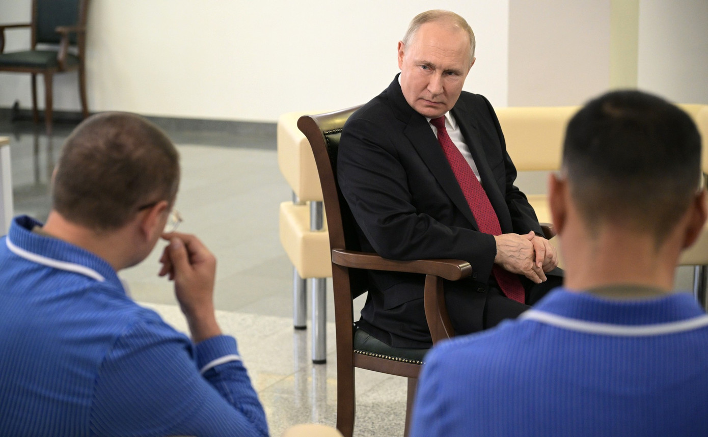 Tổng thống Putin trò chuyện với các binh sĩ bị thương. Ảnh: Kremlin.ru