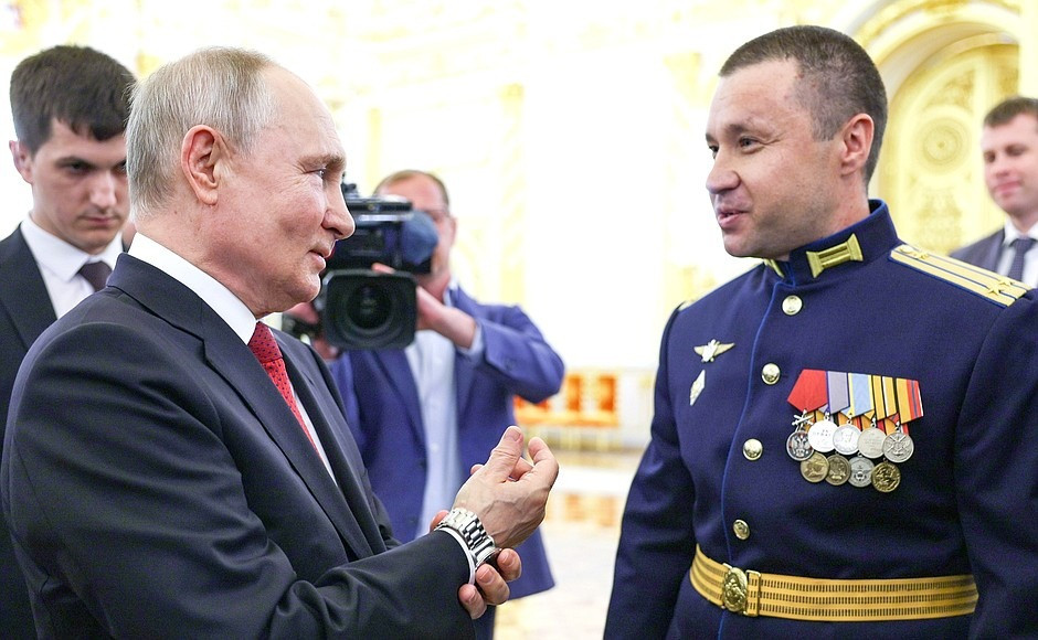 Tổng thống Putin được một sĩ quan tặng một chiếc đồng hồ phi công. Ảnh: Kremlin.ru Tổng thống Putin được một sĩ quan tặng một chiếc đồng hồ phi công. Ảnh: Kremlin.ru