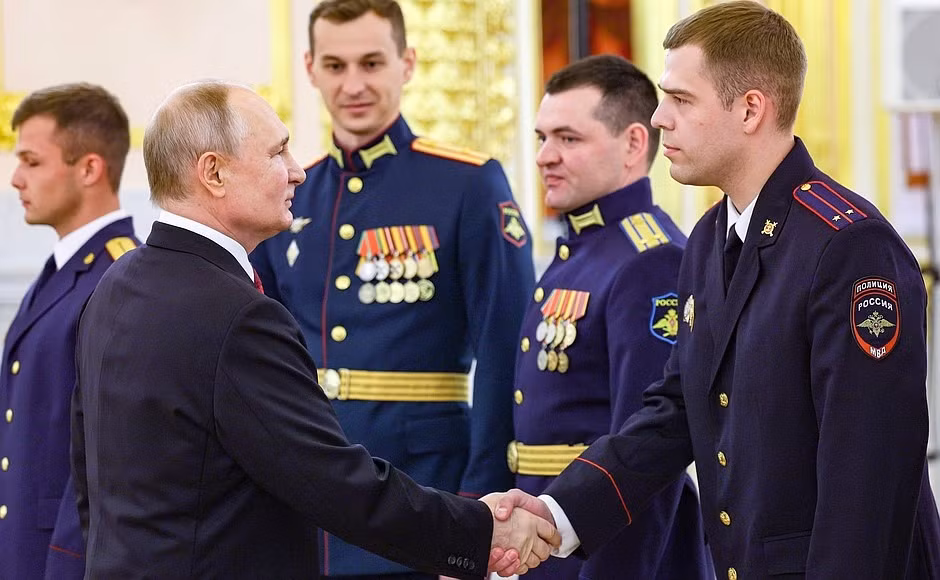 Ông Putin bắt tay các học viên vừa tốt nghiệp. Ảnh: Kremlin.ru