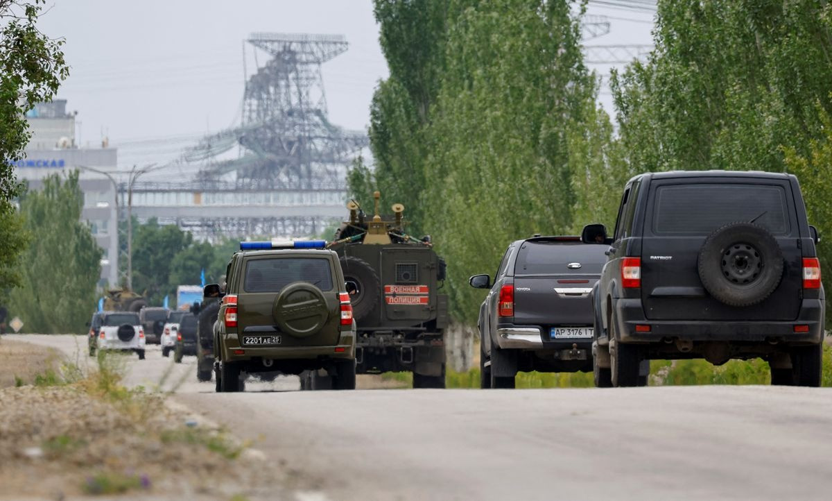 Đoàn xe của IAEA được quân đội Nga hộ tống khi đến thăm nhà máy Zaporozhye. Ảnh: Reuters Đoàn xe của IAEA được quân đội Nga hộ tống khi đến thăm nhà máy Zaporozhye. Ảnh: Reuters