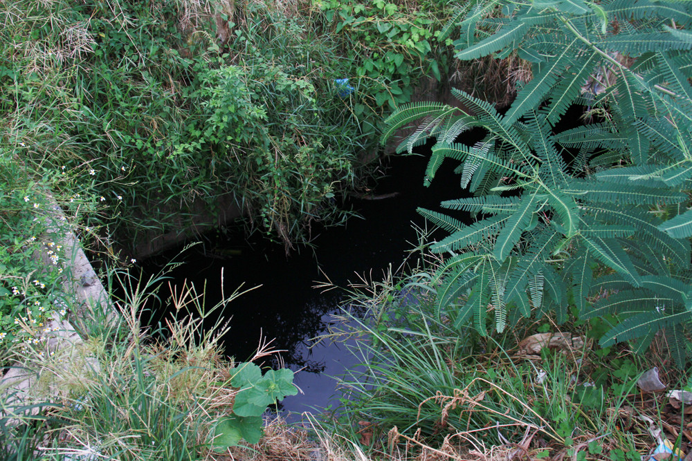 Những hố công trình đáng sợ trên đường 32. Ảnh: Trường Phong