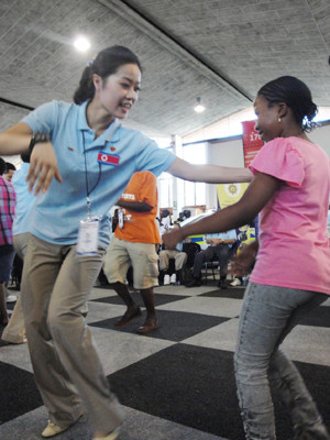 Dạy nhảy cho em bé Nam Phi. Dạy nhảy cho em bé Nam Phi