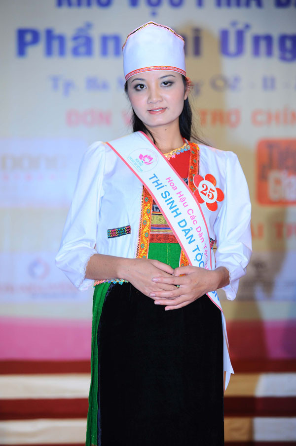 Đinh Thị Hồng Lê (SBD 25) dân tộc Mường, đến từ Sơn La. Đinh Thị Hồng Lê (SBD 25) dân tộc Mường tới từ Sơn La