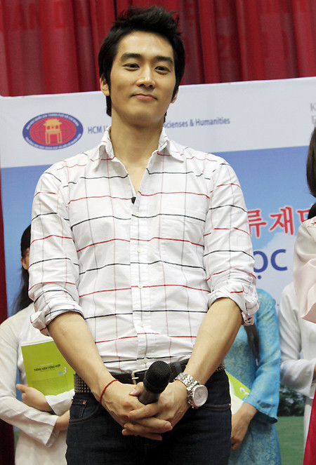 Song Seung Hun trẻ trung khi diện áo sơ mi chấm bi Và ngọt ngào lãng mạn với sơ mi màu hồng nhạt Mặc sơ mi kẻ ca rô, trông anh thật hiền. Một Song Seung Hun mạnh mẽ khi diện sơ mi đen. Hay lịch lãm với kiểu sơ mi thắt nơ ở cổ Chiếc áo sơ mi kẻ màu xanh khiến Seung Hun trông khá "ngầu" Một Song Seung Hun đầy quyến rũ Hình ảnh Seung Hun tại Việt Nam