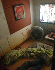 “Chuồng phim” - chật hẹp, ngổn ngang