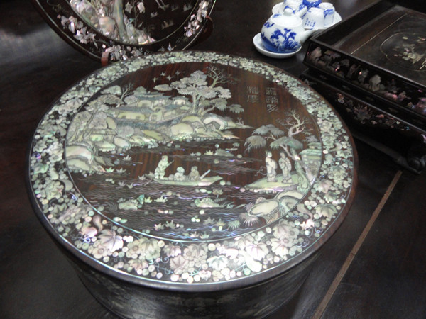 Riêng chiếc hộp đựng đồ nữ trang này (gỗ trắc khảm ốc đỏ) được phát giá 80 triệu đồng