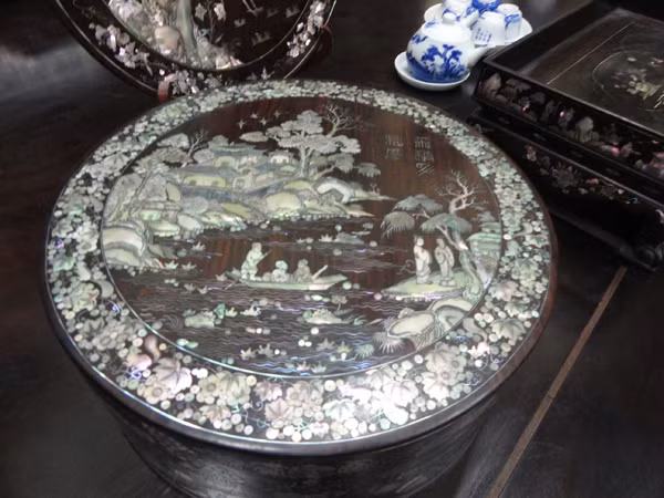 Riêng chiếc hộp đựng đồ nữ trang này (gỗ trắc khảm ốc đỏ) được phát giá 80 triệu đồng. Riêng chiếc hộp đựng đồ nữ trang này (gỗ trắc khảm ốc đỏ) được phát giá 80 triệu đồng