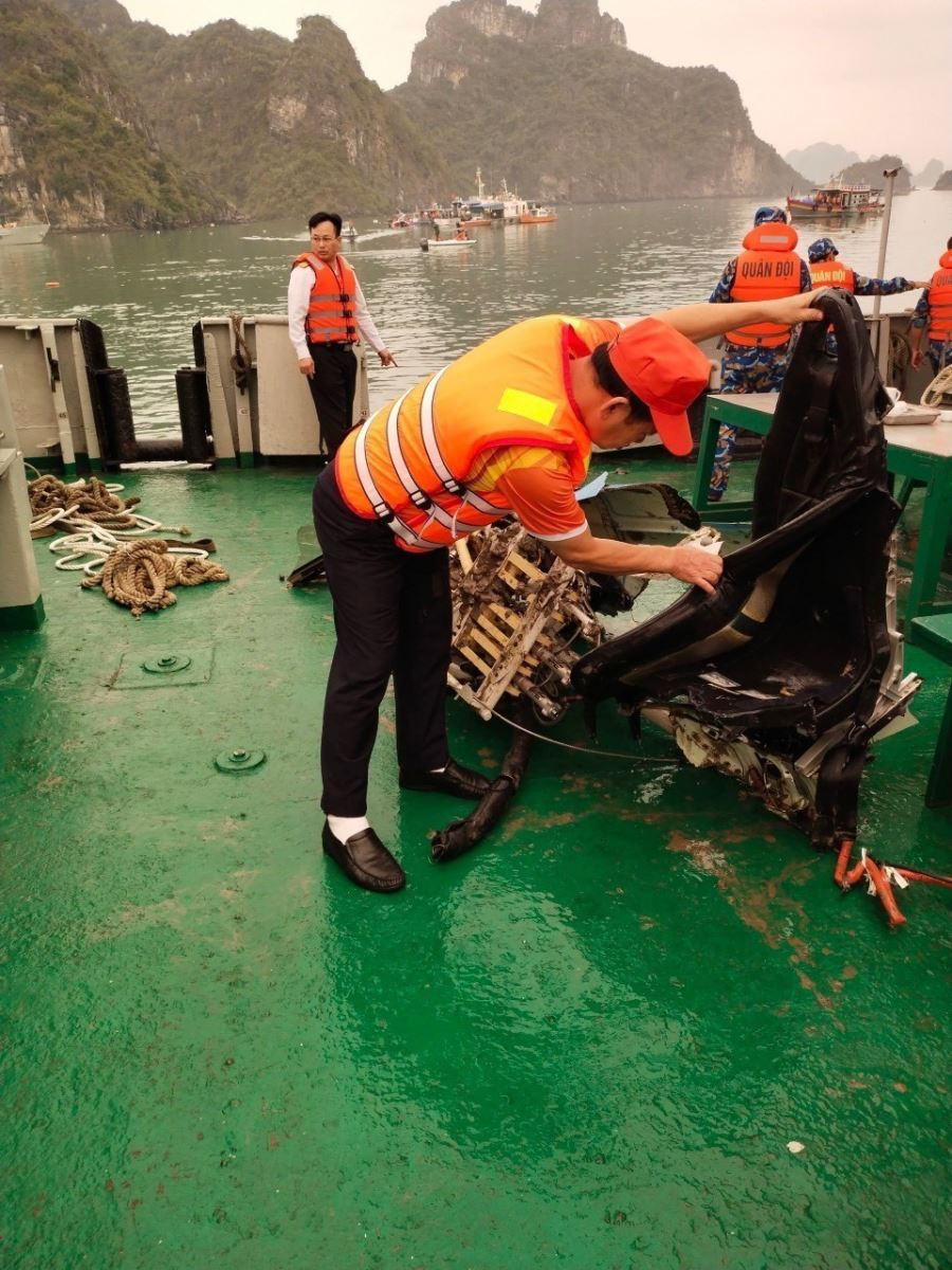 Một số mảnh vỡ, ghế của trực thăng được tìm thấy. Ảnh: TTXVN