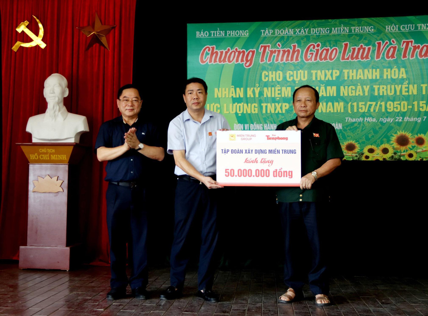 Ông Lại Quang Minh, Phó Tổng Giám đốc Tập đoàn xây dựng Miền Trung trao tặng 50 triệu đồng cho các cựu thanh niên xung phong tỉnh Thanh Hoá.