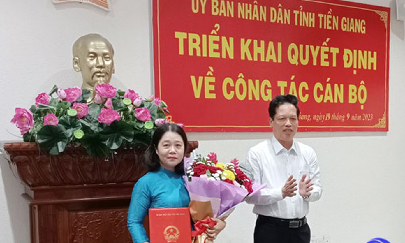 Trao quyết định bổ nhiệm bà Nguyễn Thị Kiều Loan. Ảnh: Cổng thổng tin điện tử tỉnh Tiền Giang