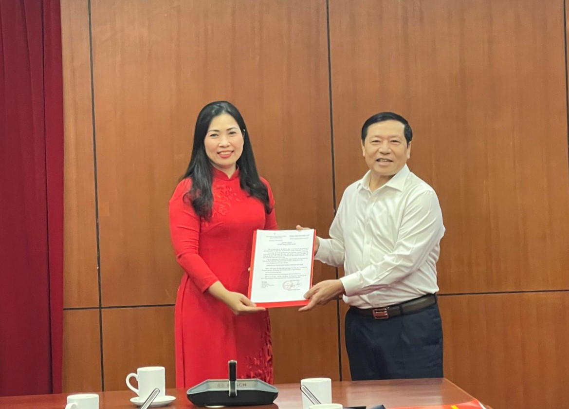 Ông Lại Xuân Môn - Ủy viên Trung ương Đảng, Phó trưởng ban Thường trực Ban Tuyên giáo Trung ương trao quyết định cho bà Phạm Thu Hà.