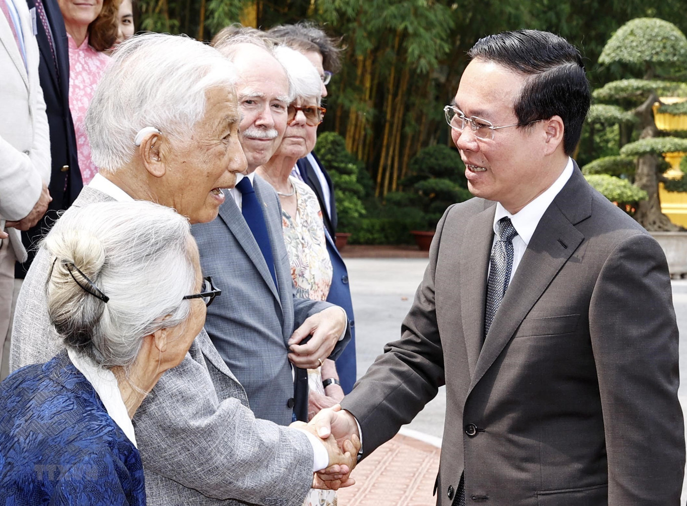 Chủ tịch nước Võ Văn Thưởng với các nhà khoa học quốc tế và Việt Nam. (Ảnh: Thống Nhất/TTXVN) Chủ tịch nước Võ Văn Thưởng với các nhà khoa học quốc tế và Việt Nam. (Ảnh: Thống Nhất/TTXVN)