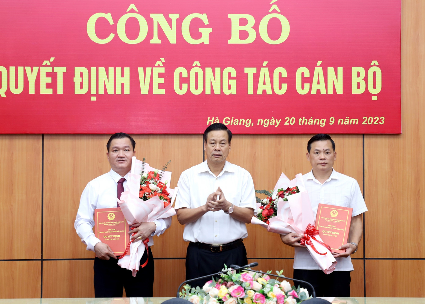 Chủ tịch UBND tỉnh Hà Giang trao quyết định, tặng hoa chúc mừng các đồng chí được điều động, bổ nhiệm.