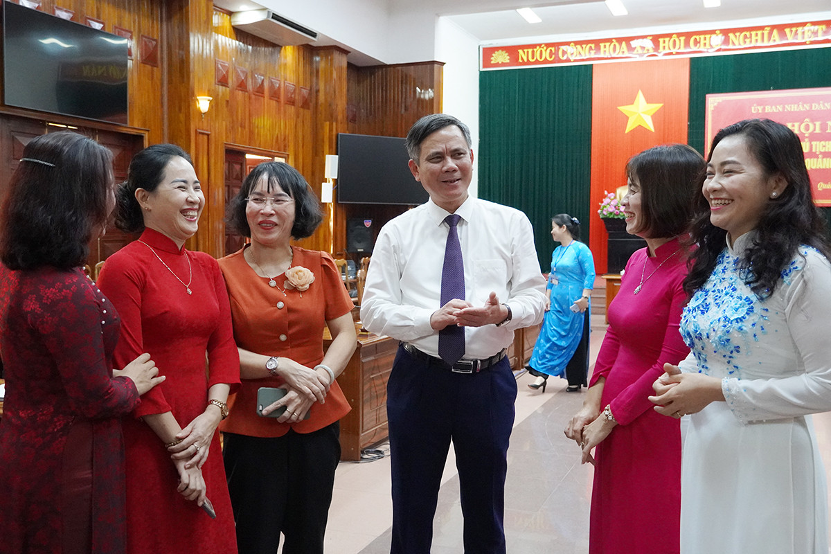 Chủ tịch UBND tỉnh Quảng Bình Trần Thắng và các đại biểu tại buổi đối thoại với phụ nữ với chủ đề “Thúc đẩy bình đẳng giới và phát huy vai trò của phụ nữ trong phát triển kinh tế - xã hội”. Ảnh: UBND tỉnh Quảng Bình