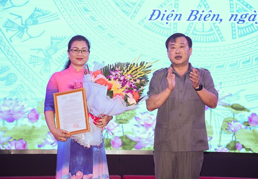 Phó Chủ tịch UBND tỉnh Điện Biên Vừ A Bằng trao quyết định bổ nhiệm Phó Giám đốc Sở Văn hóa, Thể thao và Du lịch cho bà Nguyễn Thị Thanh Chuyên. Ảnh: Báo Điện Biên Phủ. Phó Chủ tịch UBND tỉnh Điện Biên Vừ A Bằng trao quyết định bổ nhiệm Phó Giám đốc Sở Văn hóa, Thể thao và Du lịch cho bà Nguyễn Thị Thanh Chuyên. Ảnh: Báo Điện Biên Phủ.