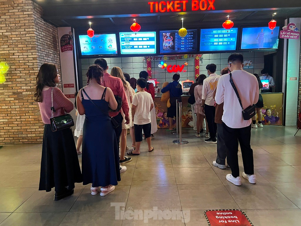 Các bạn trẻ xếp hàng mua vé xem phim dịp Tết.