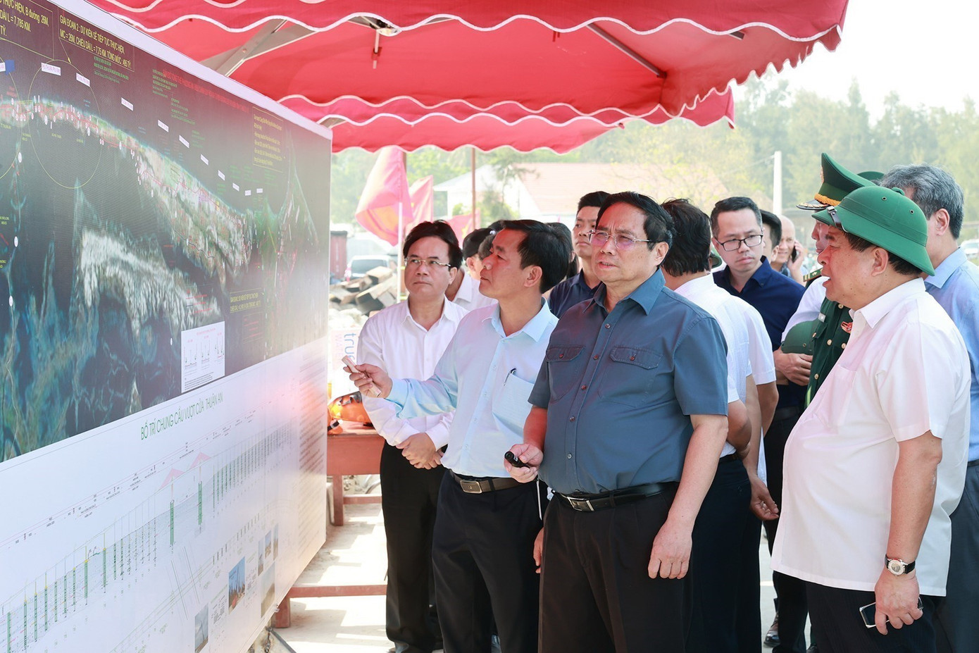 Thủ tướng Phạm Minh Chính kiểm tra tiến độ xây dựng cầu bắc qua cửa biển Thuận An. Ảnh:TTXVN.