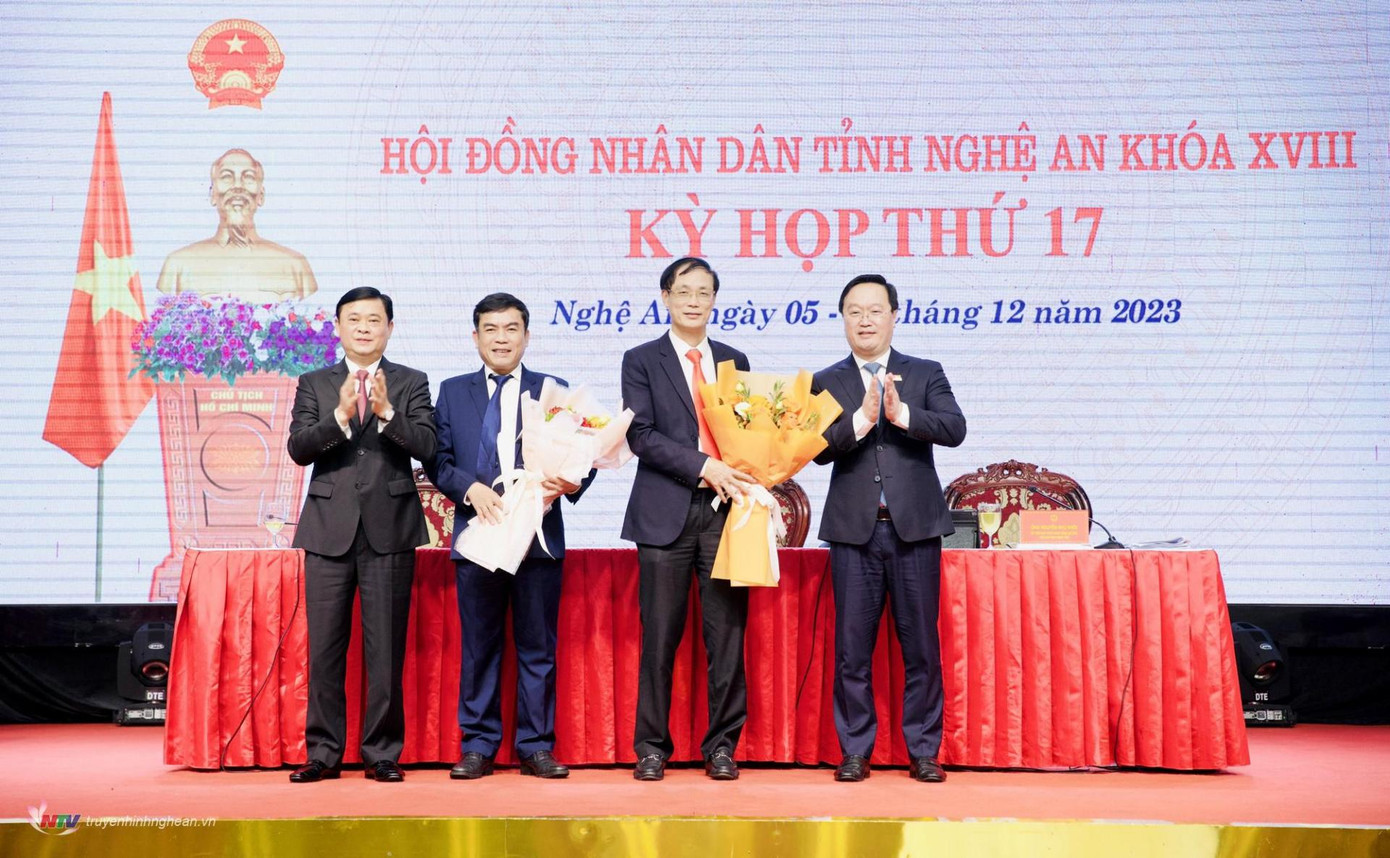 Bí thư Tỉnh uỷ, Chủ tịch HĐND tỉnh Thái Thanh Quý và Phó Bí thư Tỉnh uỷ, Chủ tịch UBND tỉnh Nguyễn Đức Trung tặng hoa ông Nguyễn Trường Giang và ông Hoàng Sỹ Kiện. Bí thư Tỉnh uỷ, Chủ tịch HĐND tỉnh Thái Thanh Quý và Phó Bí thư Tỉnh uỷ, Chủ tịch UBND tỉnh Nguyễn Đức Trung tặng hoa ông Nguyễn Trường Giang và ông Hoàng Sỹ Kiện.