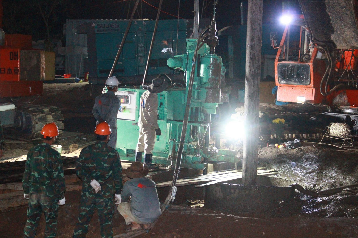 Kết hợp 2 phương án khoan xoáy nước áp lực lớn và khoan guồng xoắn để tăng tốc cứu nạn.