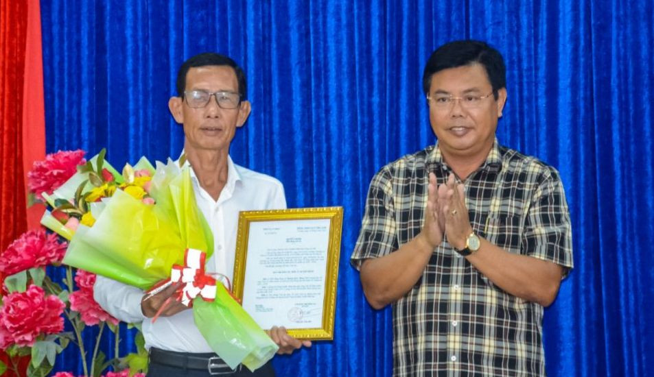 Trao Quyết định và tặng hoa chúc mừng ông Huỳnh Quốc Hùng, tân Chủ tịch Hội Nông dân tỉnh. Ảnh: Báo Cà Mau