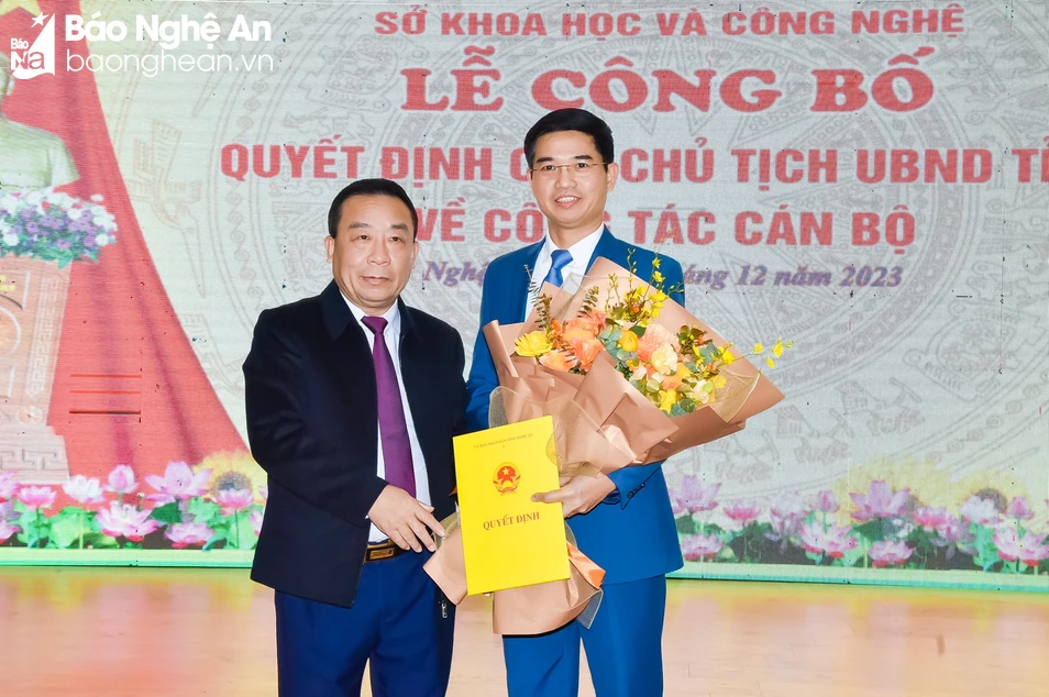 Phó Chủ tịch UBND tỉnh Nguyễn Văn Đệ trao Quyết định bổ nhiệm ông Nguyễn Khắc Lâm giữ chức vụ Phó Giám đốc Sở Khoa học và Công nghệ. Ảnh: Báo Nghệ An
