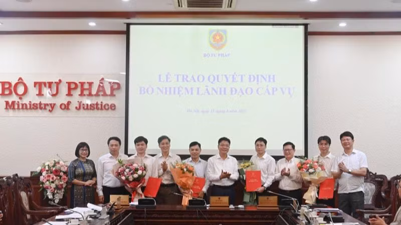Bộ trưởng Bộ Tư pháp Lê Thành Long đã trao Quyết định bổ nhiệm lãnh đạo cấp Vụ cho 4 cán bộ. Ảnh: Cổng thông tin Bộ Tư pháp.