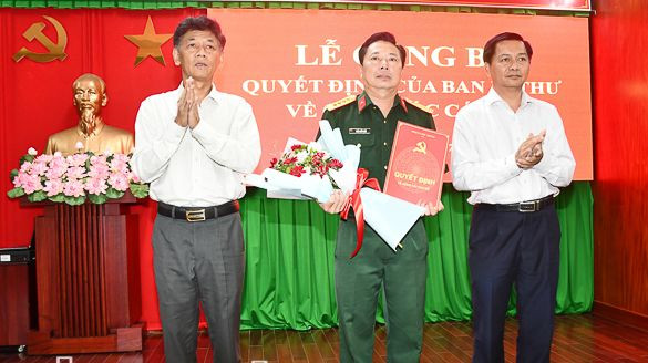 Bí thư Tỉnh ủy Sóc Trăng Lâm Văn Mẫn (bìa trái) và Chủ tịch UBND tỉnh Trần Văn Lâu (bìa phải) trao quyết định và tặng hoa chúc mừng Đại tá Trần Quốc Khởi. Ảnh: Báo Sóc Trăng Bí thư Tỉnh ủy Sóc Trăng Lâm Văn Mẫn (bìa trái) và Chủ tịch UBND tỉnh Trần Văn Lâu (bìa phải) trao quyết định và tặng hoa chúc mừng Đại tá Trần Quốc Khởi. Ảnh: Báo Sóc Trăng