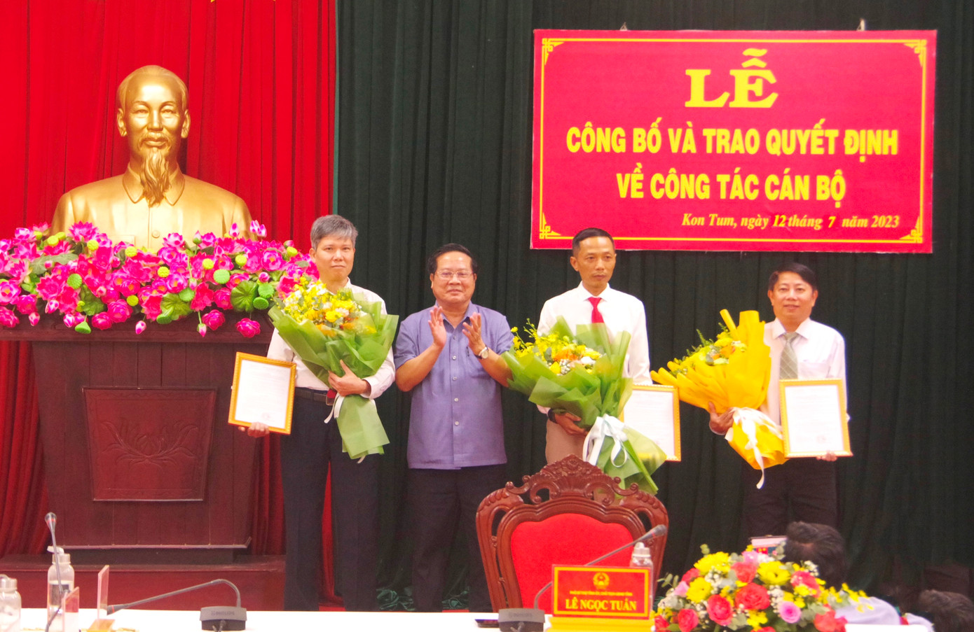 Chủ tịch UBND tỉnh Kon Tum trao quyết định cho các cán bộ.