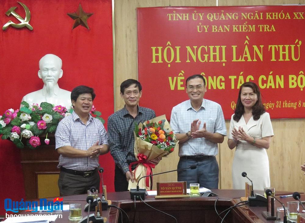 Lãnh đạo Ủy ban Kiểm tra Tỉnh ủy chúc mừng ông Lê Văn Huy.