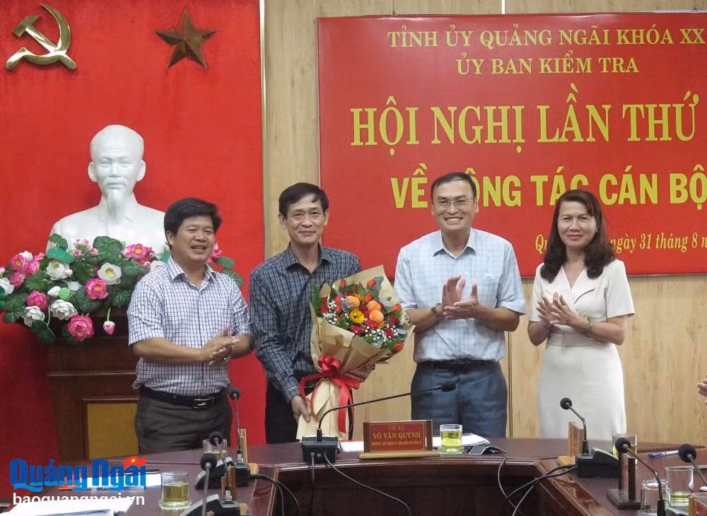 Lãnh đạo Ủy ban Kiểm tra Tỉnh ủy chúc mừng ông Lê Văn Huy.