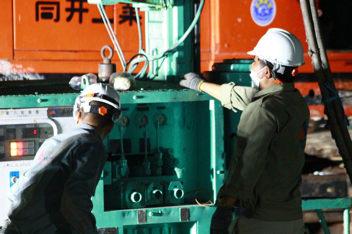 Lực lượng cứu nạn làm việc xuyên đêm.