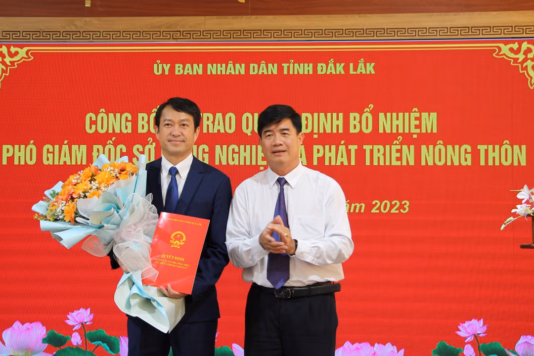 Trao quyết định bổ nhiệm cho ông Nguyễn Minh Chí. Trao quyết định bổ nhiệm cho ông Nguyễn Minh Chí.