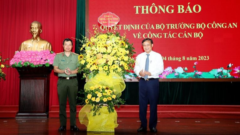 Thay mặt Tỉnh uỷ, HĐND, UBND tỉnh Hà Nam, đồng chí Nguyễn Đức Vượng - Phó Chủ tịch UBND tỉnh tặng hoa chúc mừng Đại tá Nguyễn Thanh Hà