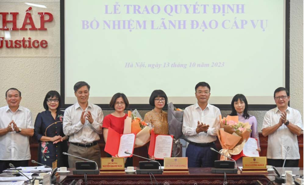 Trao quyết định bổ nhiệm lãnh đạo cấp Vụ cho 3 cán bộ.