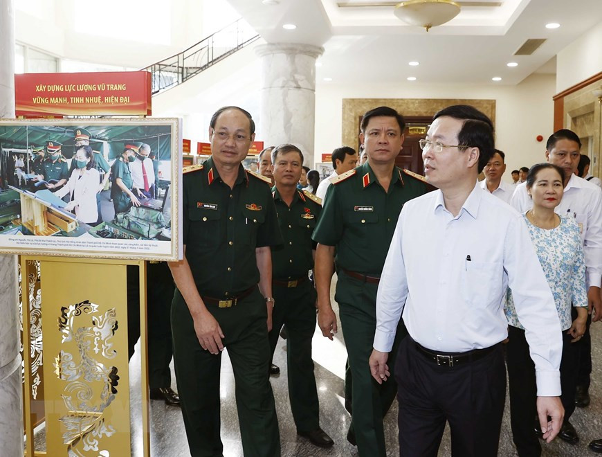 Chủ tịch nước Võ Văn Thưởng và các đại biểu tham quan một số hình ảnh trưng bày tại hội nghị. Ảnh: Thống Nhất/TTXVN
