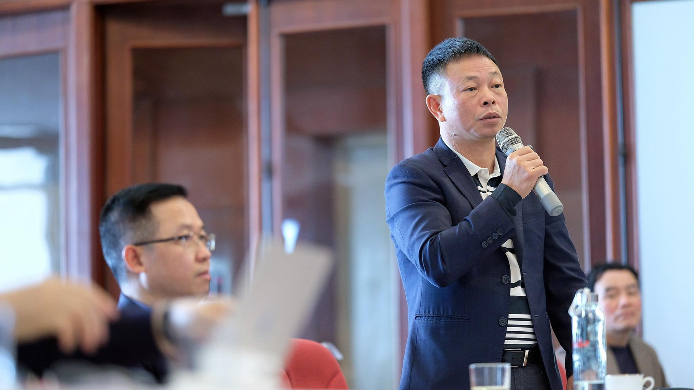 Nhà báo Phùng Công Sưởng, Phó Tổng biên tập báo Tiền Phong trao đổi cùng diễn giả - PGS.TS Phạm Đức Kiên.