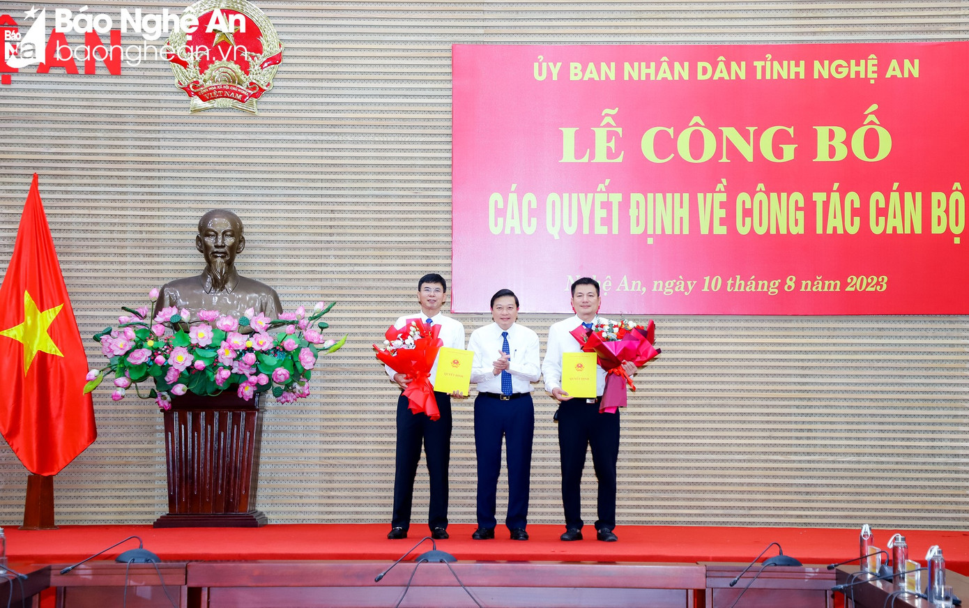 Lãnh đạo tỉnh Nghệ An trao quyết định và tặng hoa chúc mừng 2 cán bộ vừa được bổ nhiệm. Ảnh: Báo Nghệ An.