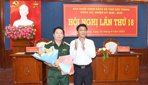 Lãnh đạo Tỉnh ủy Sóc Trăng trao quyết định của Ban Bí thư chỉ định Đại tá Trần Quốc Khởi - Phó Bí thư Đảng ủy Quân sự tỉnh, Chỉ huy trưởng Bộ Chỉ huy Quân sự tỉnh Sóc Trăng tham gia Ban Chấp hành Đảng bộ tỉnh Sóc Trăng khóa XIV, nhiệm kỳ 2020 - 2025. Ảnh: Báo Sóc Trăng.