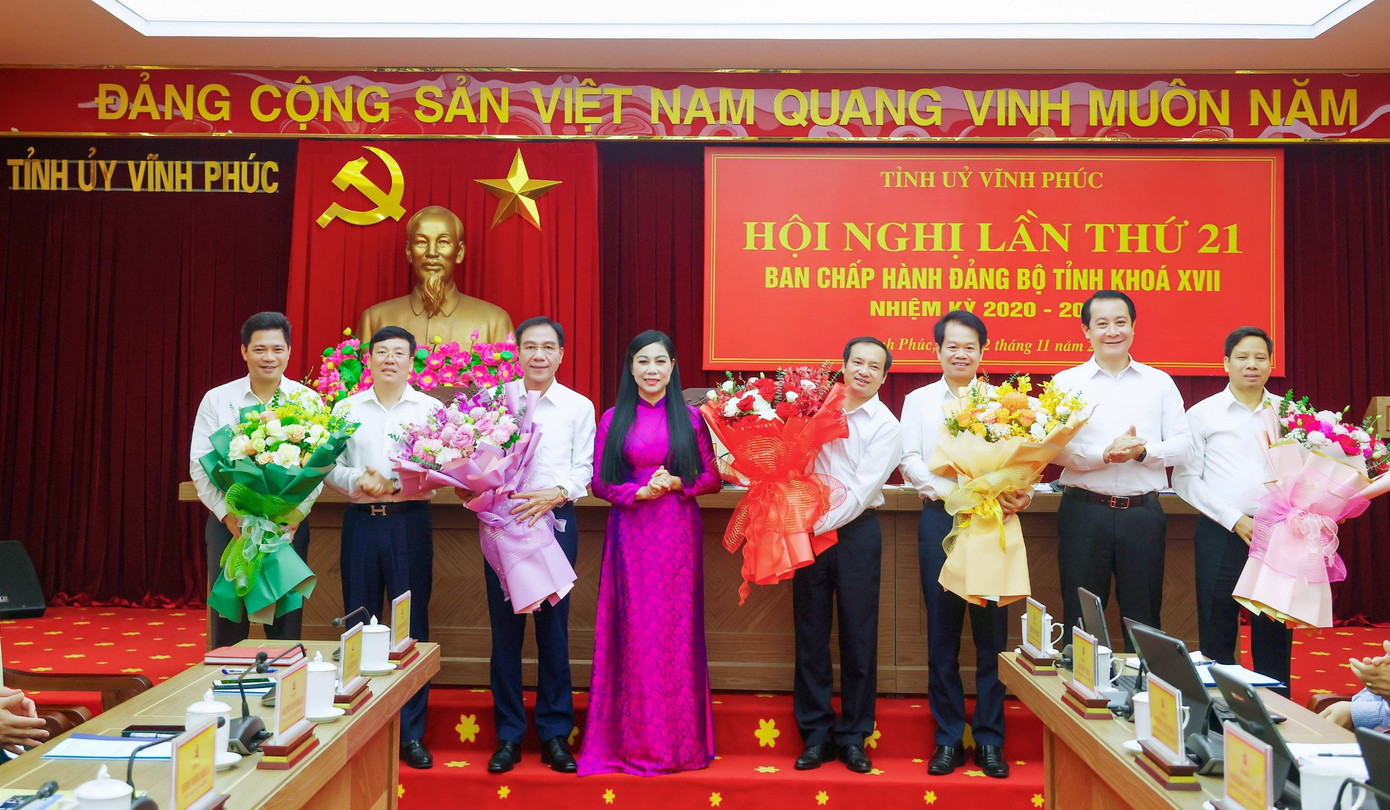 Tặng hoa chúc mừng các nhân sự được bầu bổ sung Ban Thường vụ Tỉnh ủy và chỉ định tham gia Ban Chấp hành Đảng bộ tỉnh Vĩnh Phúc. Ảnh: Báo Vĩnh Phúc Tặng hoa chúc mừng các nhân sự được bầu bổ sung Ban Thường vụ Tỉnh ủy và chỉ định tham gia Ban Chấp hành Đảng bộ tỉnh Vĩnh Phúc. Ảnh: Báo Vĩnh Phúc