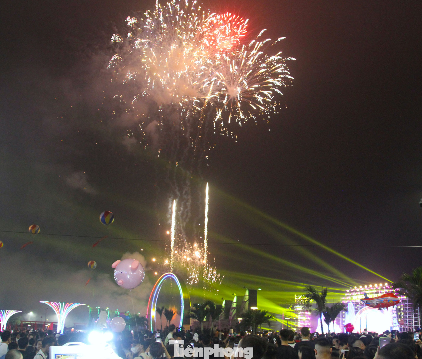 Màn pháo hoa kéo dài 15 phút là điểm nhấn cho đêm khai trương du lịch Cửa Lò. Du khách thích thú khi chiêm ngưỡng màn pháo hoa đặc sắc. Màn pháo hoa kéo dài 15 phút là điểm nhấn cho đêm khai trương du lịch Cửa Lò. Du khách thích thú khi chiêm ngưỡng màn pháo hoa đặc sắc.