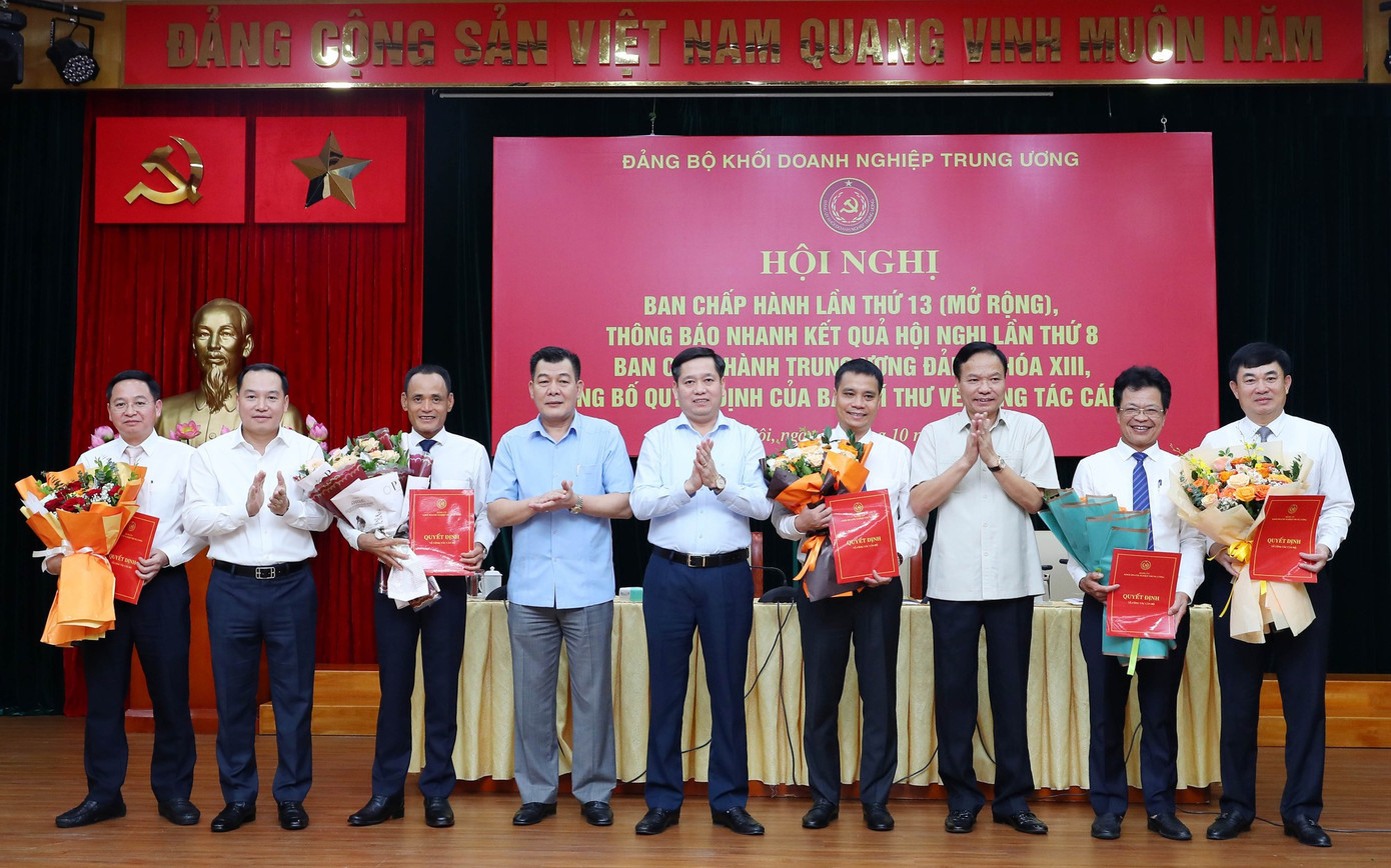 Thường trực Đảng uỷ Khối Doanh nghiệp Trung ương trao Quyết định và tặng hoa cho các đồng chí được chỉ định tham gia Ban Chấp hành Đảng bộ Khối Doanh nghiệp Trung ương, nhiệm kỳ 2020 - 2025. Ảnh: Báo Chính phủ