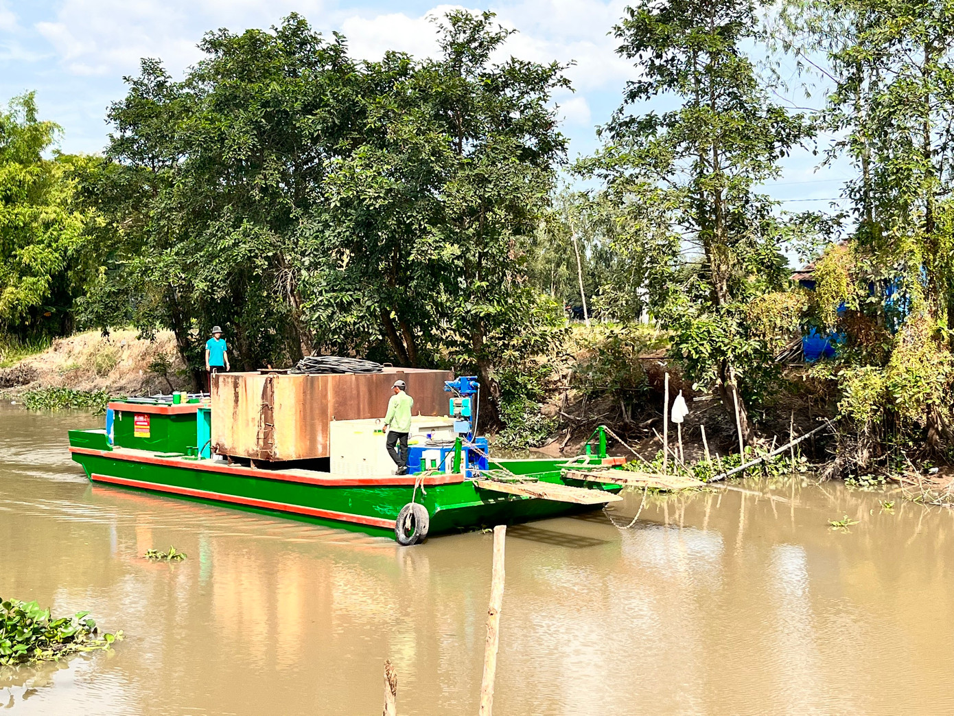 Nhiều máy móc chuyên dụng được đưa tới hiện trường, trong đó có thiết bị khoan phụt bằng tia nước áp lực cao của Công ty Thủy lợi II; thiết bị này có tác dụng làm mềm đất. Quá trình vừa cứu hộ và bơm tiếp oxy tiếp tế được tiến hành xuyên đêm 3/1.