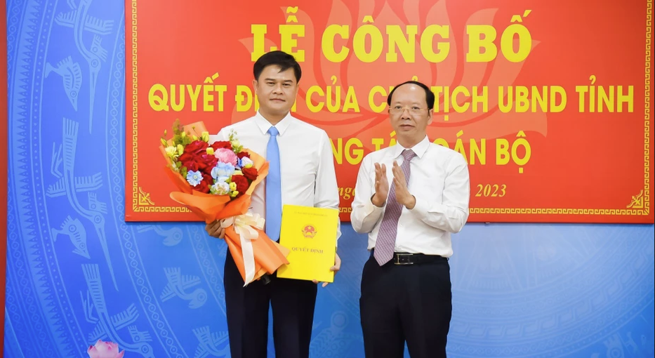 Trao quyết định cho ông Võ Quang Tuấn. Ảnh: Báo Nghệ An Trao quyết định cho ông Võ Quang Tuấn. Ảnh: Báo Nghệ An