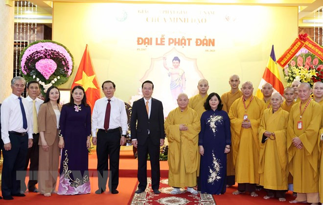 Chủ tịch nước Võ Văn Thưởng thăm, chúc mừng Hòa thượng Thích Thiện Nhơn, Chủ tịch Hội đồng Trị sự Giáo hội Phật giáo Việt Nam tại chùa Minh Đạo. (Ảnh: Thống Nhất/TTXVN)