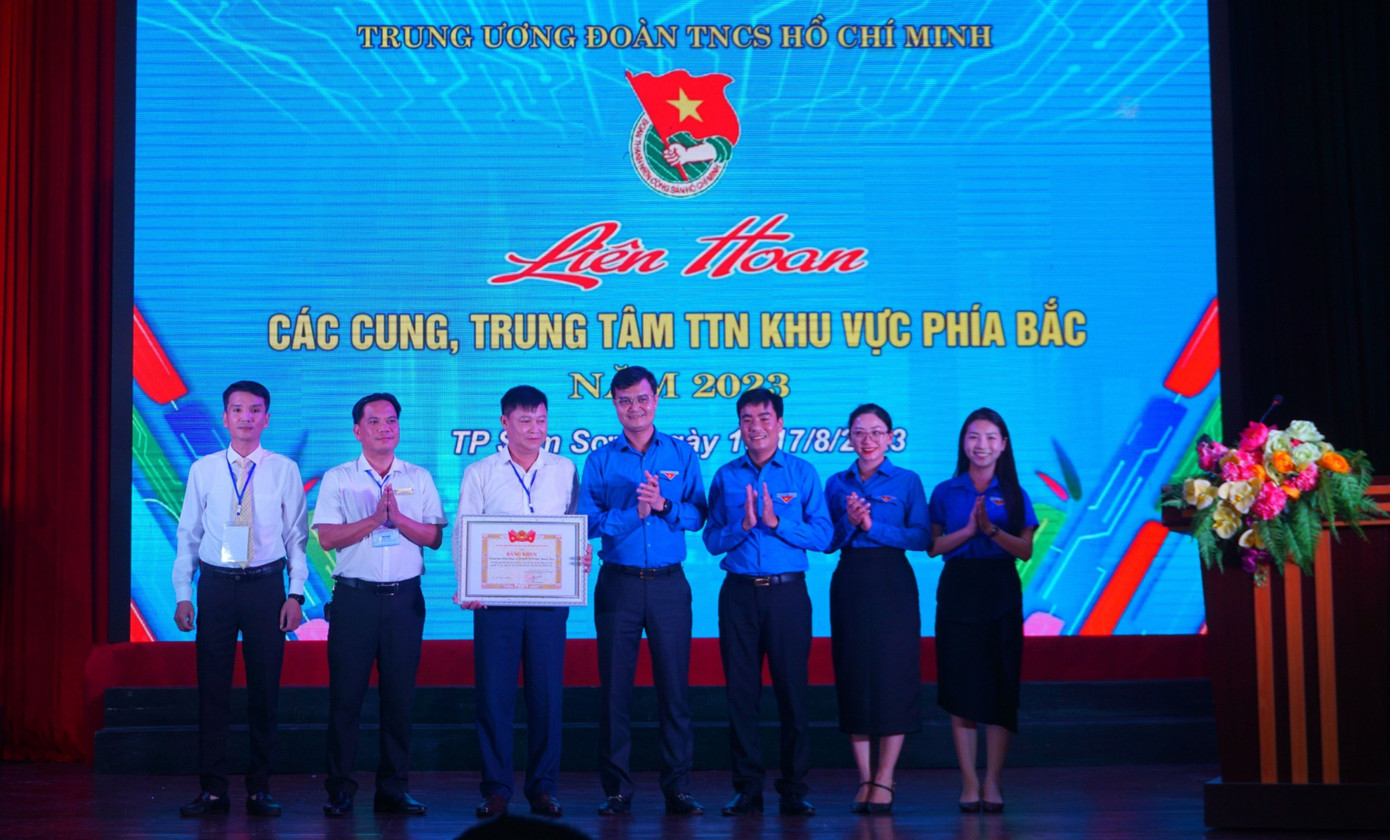 Bí thư thứ nhất Trung ương Đoàn Bùi Quang Huy trao Bằng khen cho Trung tâm hoạt động và bồi dưỡng TTN tỉnh Thanh Hóa. Bí thư thứ nhất Trung ương Đoàn Bùi Quang Huy trao Bằng khen cho Trung tâm hoạt động và bồi dưỡng TTN tỉnh Thanh Hóa.