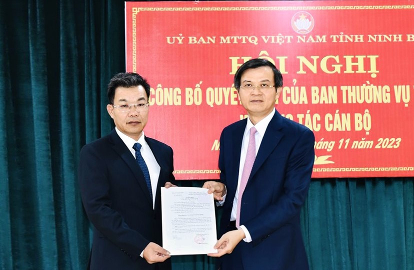 Trao quyết định cho ông Nguyễn Hoàng Hà. Ảnh: Báo Chính Phủ