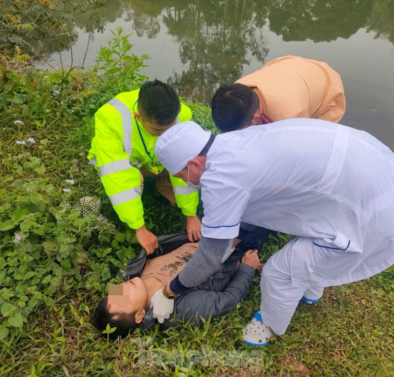 Lực lượng chức năng Lạng Sơn cứu thành công người bị nạn trên sông Kỳ Cùng. Ảnh: TL