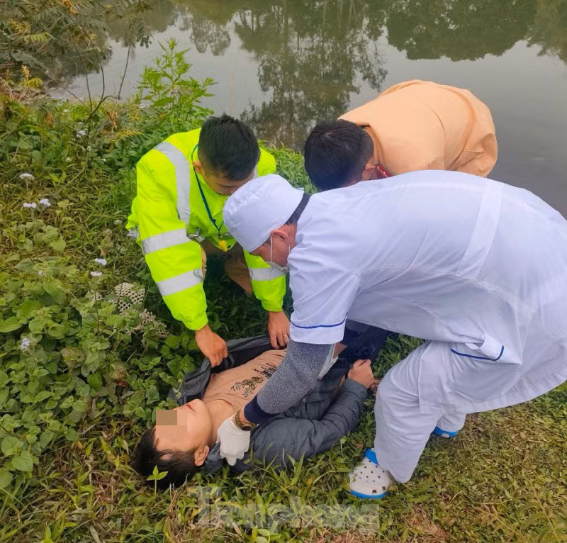 Lực lượng chức năng Lạng Sơn cứu thành công người bị nạn trên sông Kỳ Cùng. Ảnh: TL Lực lượng chức năng Lạng Sơn cứu thành công người bị nạn trên sông Kỳ Cùng. Ảnh: TL