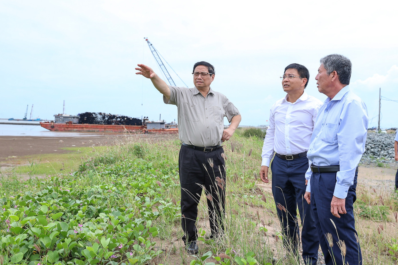 Thủ tướng Phạm Minh Chính khảo sát khu kinh tế Định An, tỉnh Trà Vinh. Ảnh: VGP/Nhật Bắc