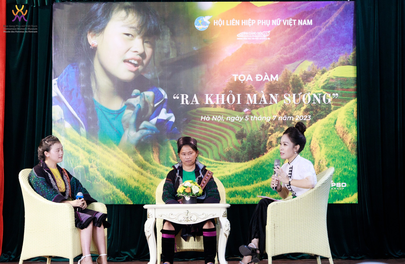 Em Má Thị Di (trái) và chị Châu Thị Say (giữa) chia sẻ tại toạ đàm "Ra khỏi màn sương". (Ảnh: Bảo tàng Phụ nữ Việt Nam).